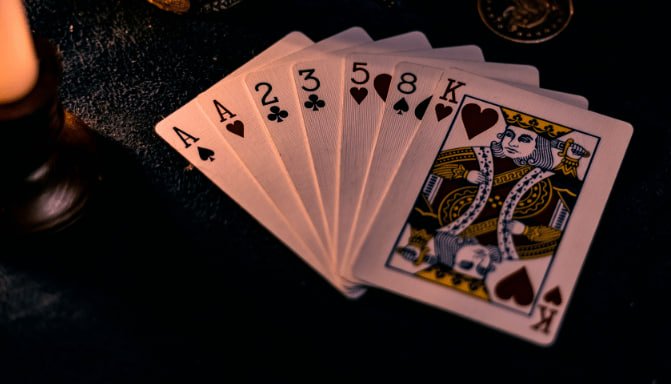 Pengguna membaca halaman FAQ untuk memahami fitur rezekigame